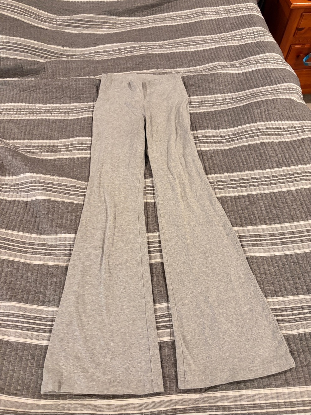 Nwot Aritzia TNA Women’s medium Grey Flare Lounge Pants